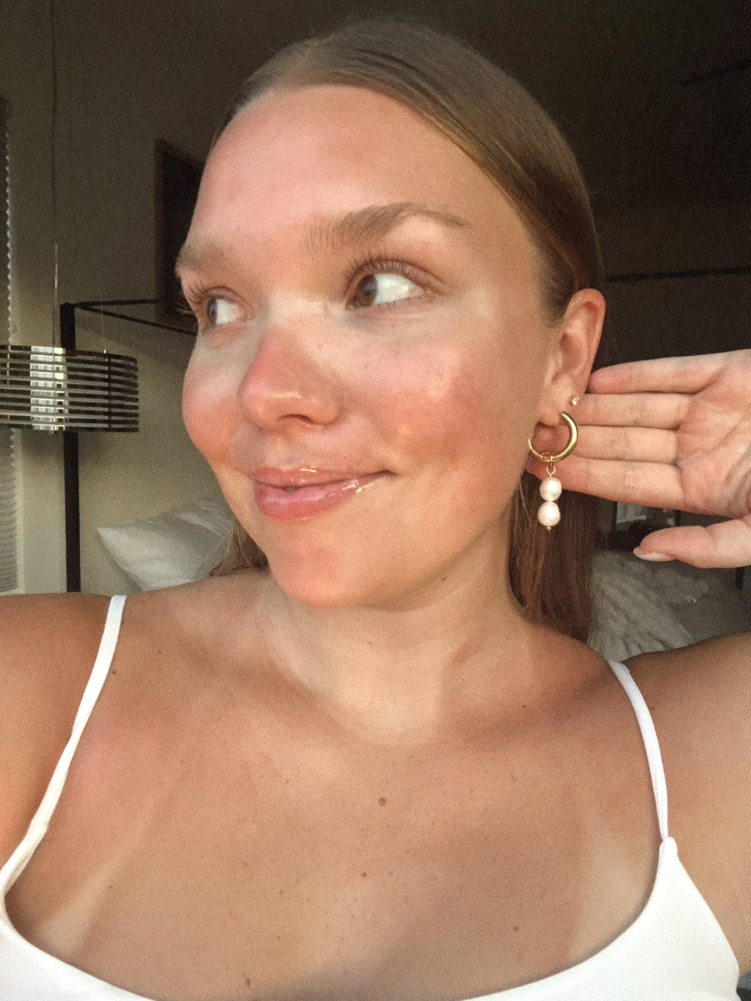 Model white top gold pearl hoops